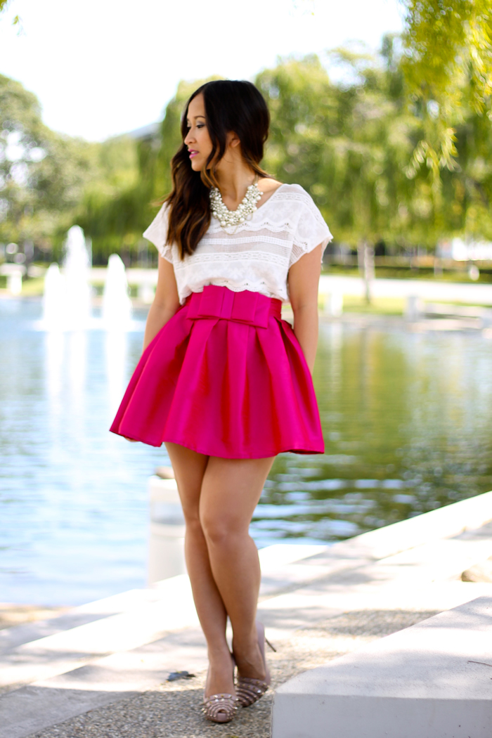Девочка в розовой юбке. Короткая юбка. Ярко розовая юбка. Девушка в розовой юбке. Розовая юбка.